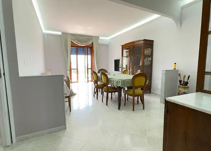 4 Beds - 2 Bedrooms Near The Station Rzym