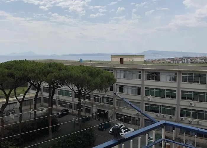 4 Beds - 2 Bedrooms Near The Station Apartament